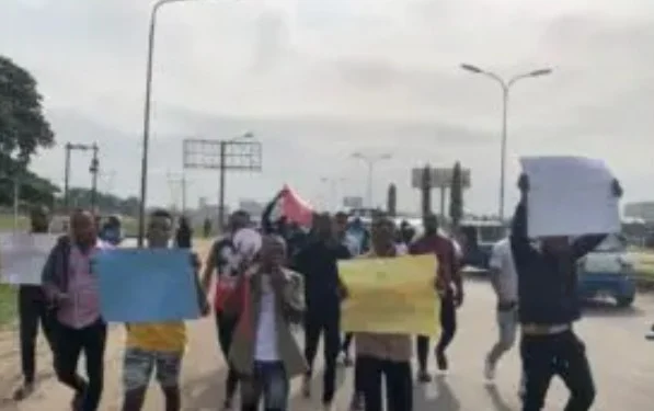 Fee hike: Tension in DELSU as angry students protest shut access gates